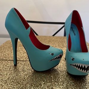 Shark Heels turquoise size 7.5 never worn